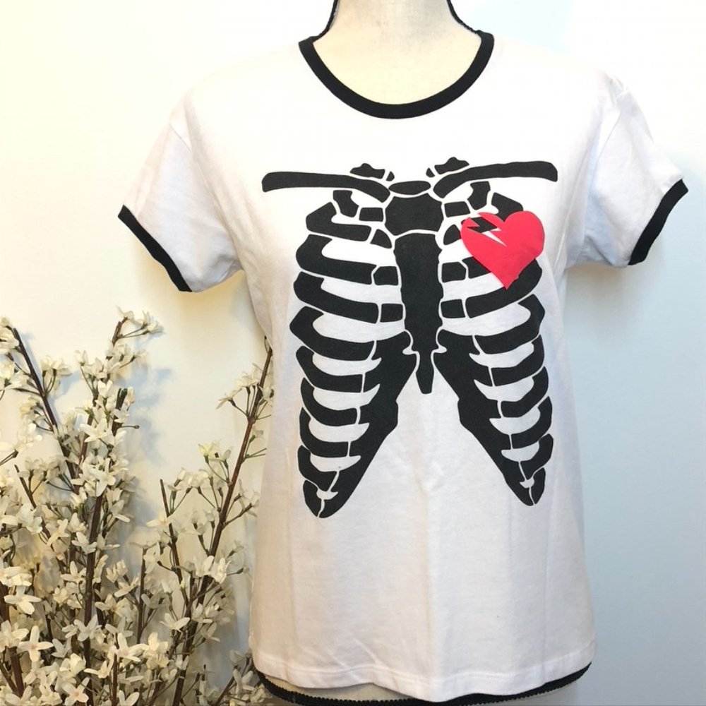 Doe Ringer T-Shirt Graphic Skeleton Heart Size Large 🖤